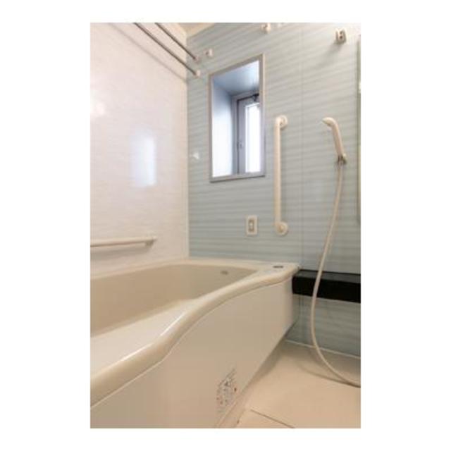 浴室にも窓があるのが嬉しいですね！※写真は同タイプ住戸です。