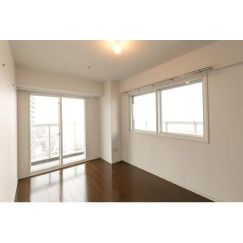 二方向から光が入ってくる、７．１帖の洋室です。※写真は同タイプ住戸です。