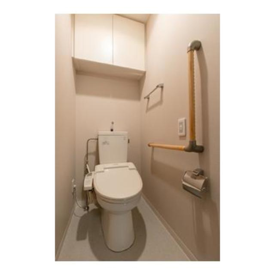 棚があるので掃除用具など整理整頓しやすそうですね※写真は同タイプ住戸です。