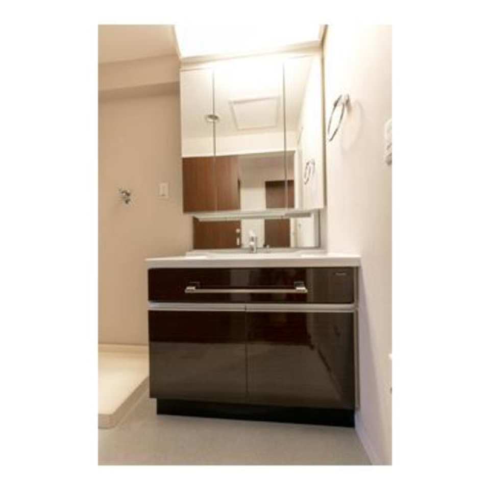 使い勝手の良さそうな独立洗面台です。※写真は同タイプ住戸です。