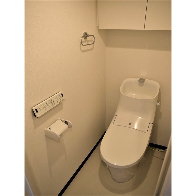 棚があるので掃除用具など整理整頓しやすそうですね。