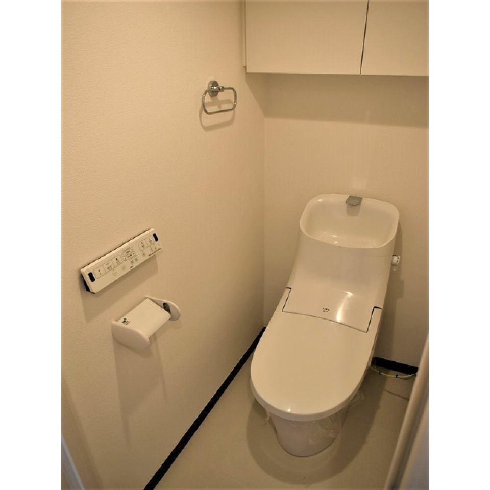 棚があるので掃除用具など整理整頓しやすそうですね。