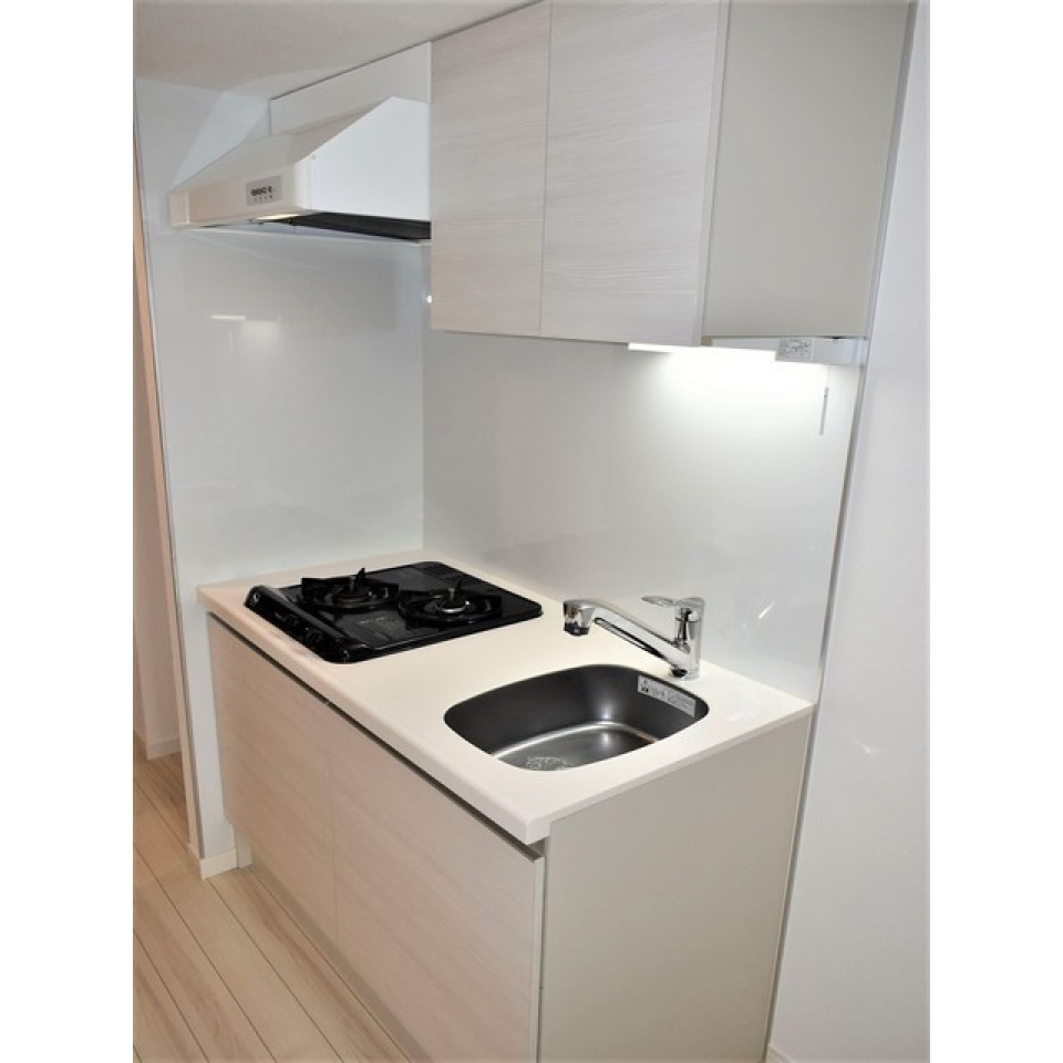 ほんのりと手元を照らしてくれるキッチンです。