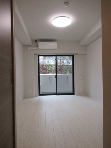 寝室には大きな窓が付いています