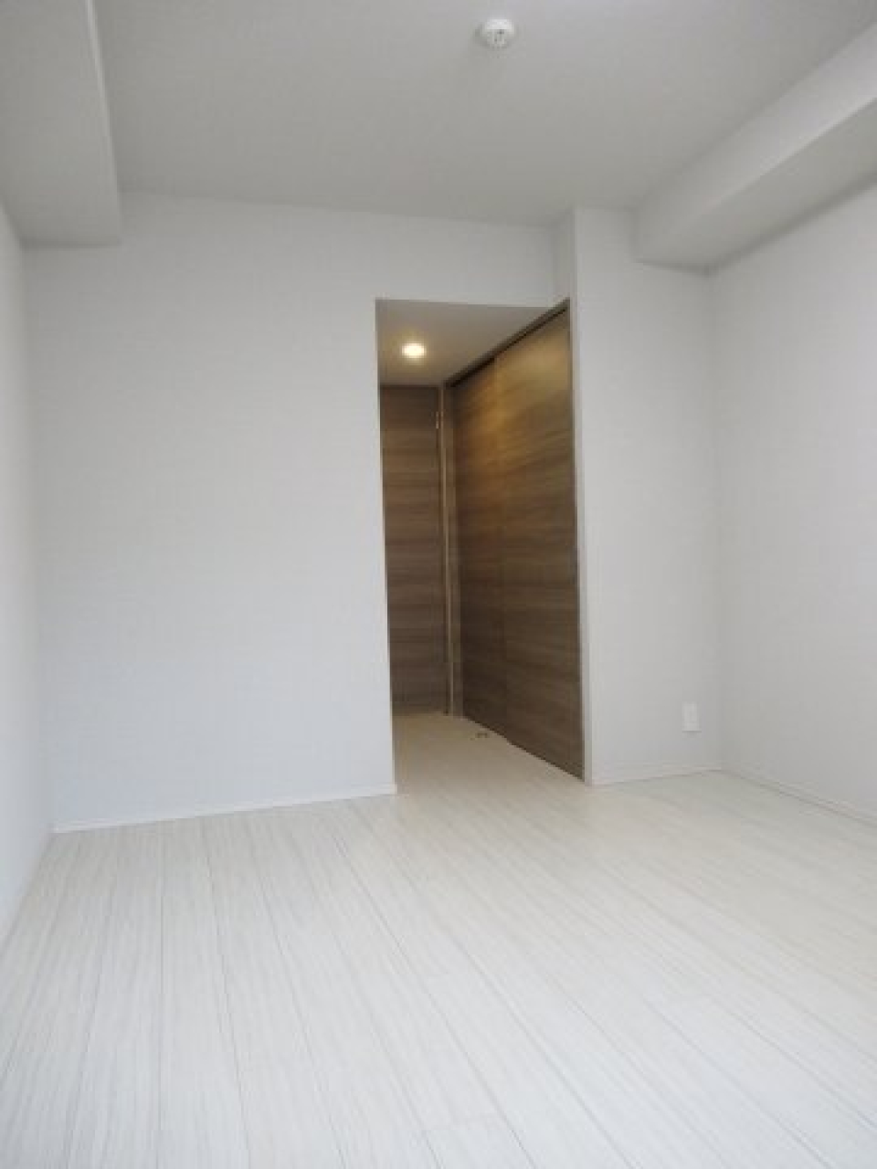 白さが際立つリビングルーム