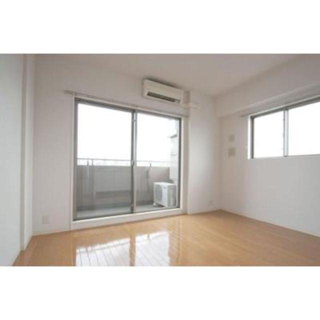 バルコニーから光が差し込みます。※写真は同タイプ住戸です。