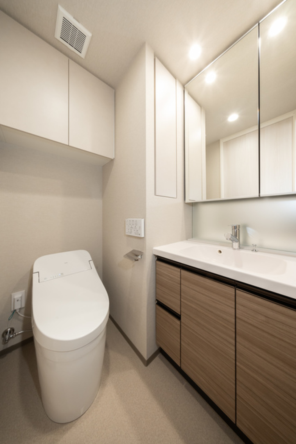 洗面台とトイレはお隣同士。※写真は同タイプ住戸です。