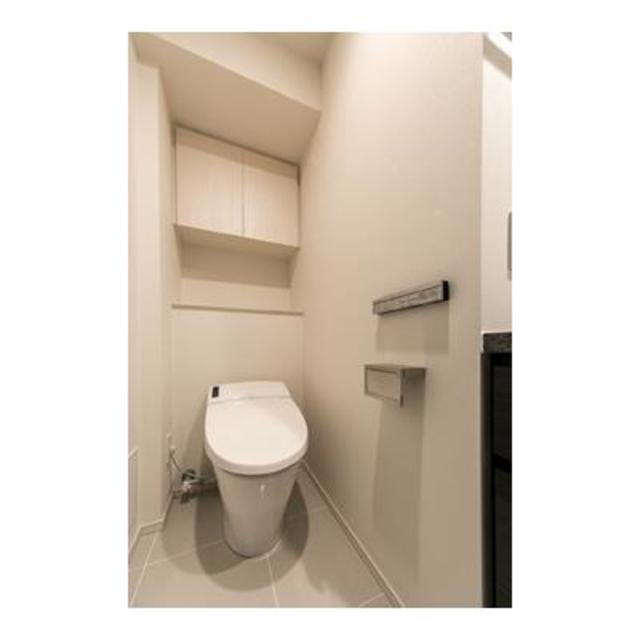 棚があるので掃除用具を整理整頓しやすそうです。※写真は同タイプ住戸です。