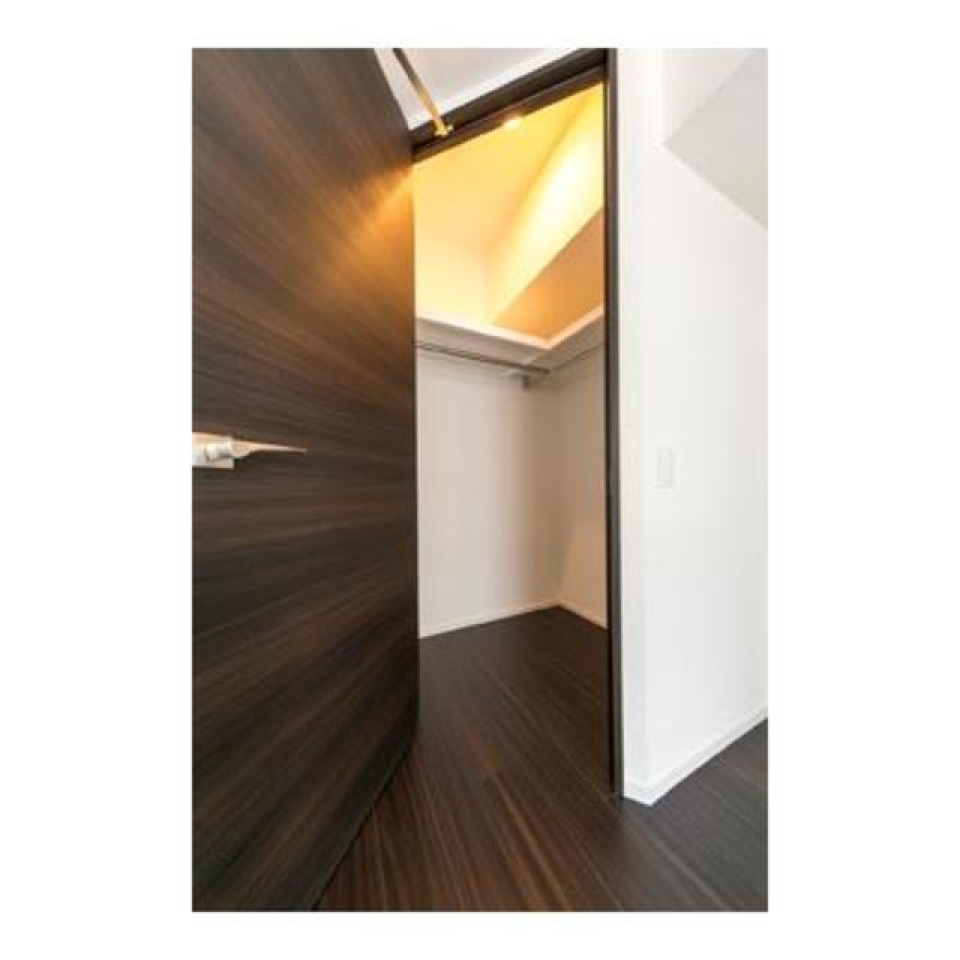 ウォークインクローゼットを開けた時の様子。※写真は同タイプ住戸です。
