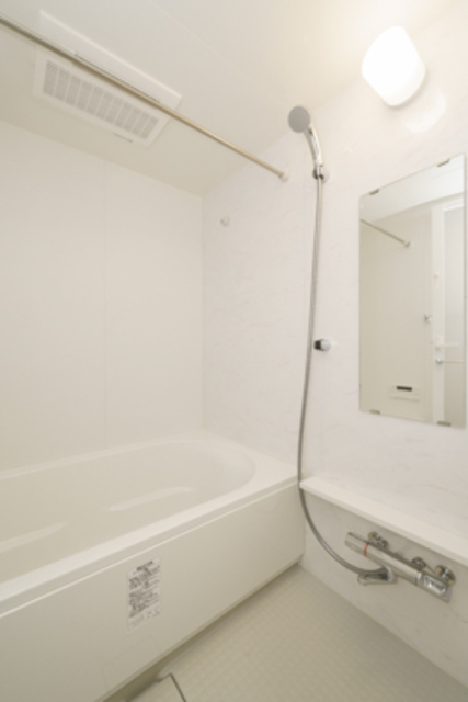 シンプルな浴室。※写真は同タイプ住戸です。