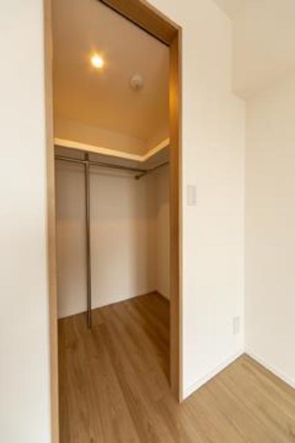 ウォークインクローゼットの様子。※写真は同タイプ住戸です。