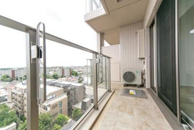 バルコニーへのアクセスが出来ます。※写真は同タイプ住戸です。