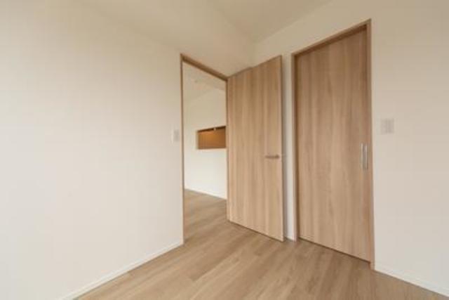 ウォーキングクローゼットにアクセスが可能。※写真は同タイプ住戸です。