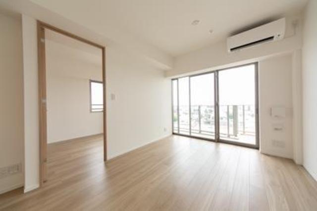 5帖の洋室に続きます。※写真は同タイプ住戸です。