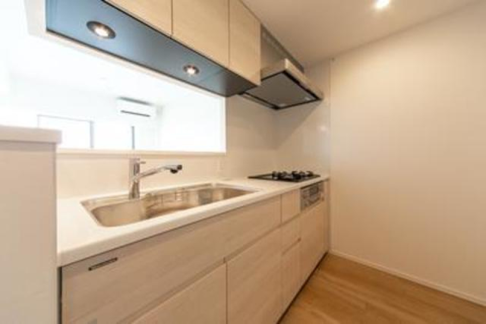 3口のガスコンロが導入されたキッチン。※写真は同タイプ住戸です。