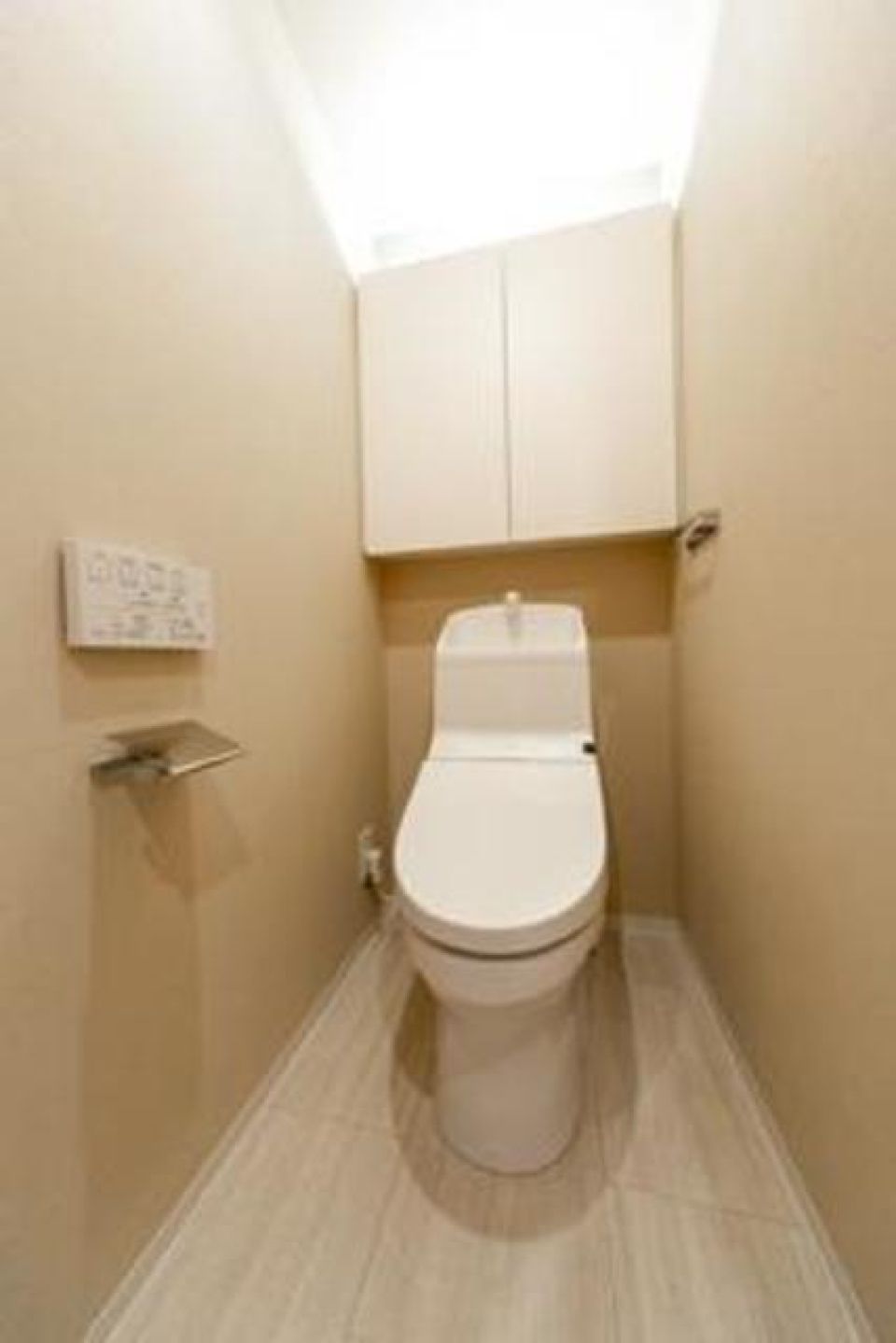 棚があるので掃除用具を整理整頓しやすそうです。※写真は同タイプ住戸です。