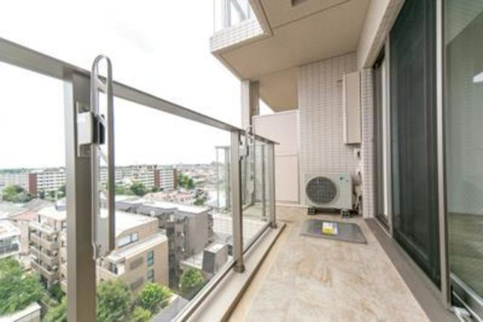 バルコニーへのアクセスが出来ます。※写真は同タイプ住戸です。