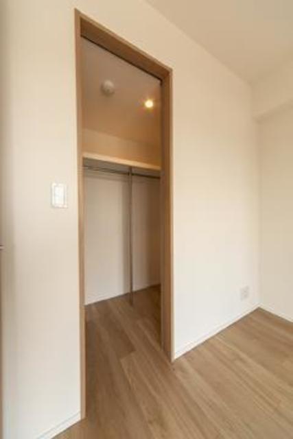 6.3帖の洋室からウォーキングクローゼットにアクセスが出来ます。※写真は同タイプ住戸です。