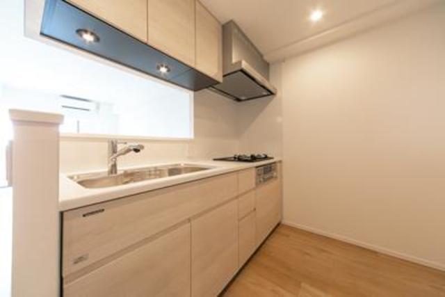 3口のガスコンロからリビングを望むことが出来ます。※写真は同タイプ住戸です。