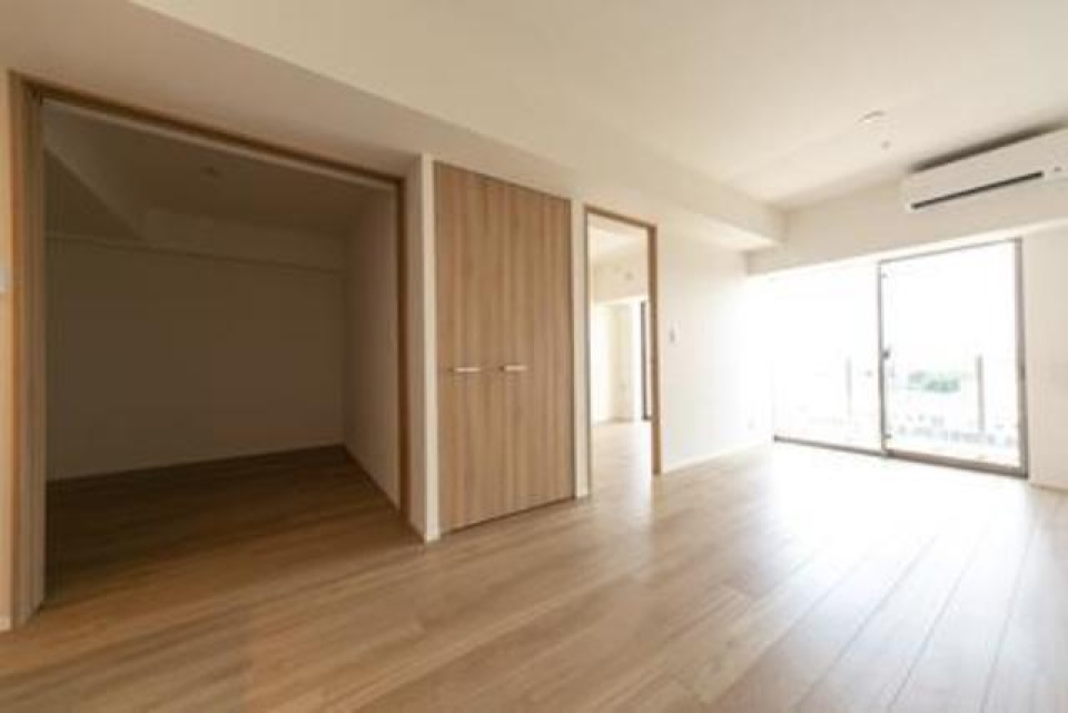 リビングダイニングから洋室には横引の扉で区切られています。※写真は同タイプ住戸です。