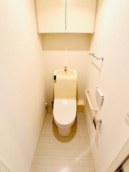 棚があるので掃除用具を整理整頓しやすそうです。