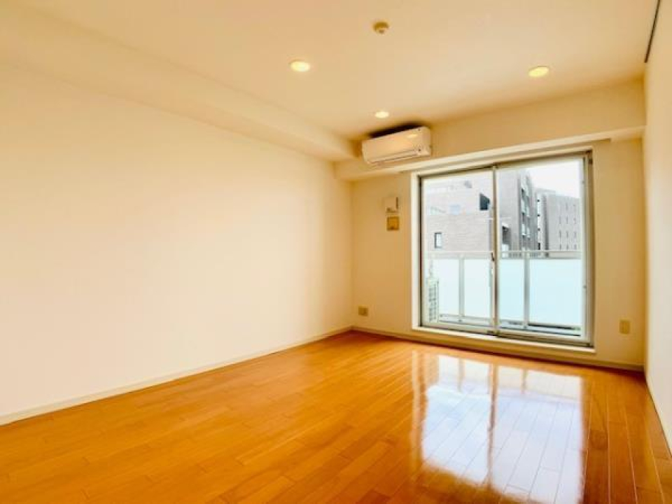 シンプルに白い壁とフロアがちょうどいい。