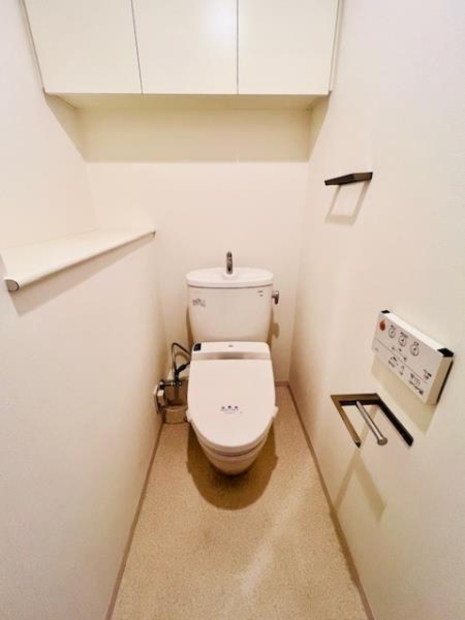 棚があるので掃除用具を整理整頓しやすそうです。