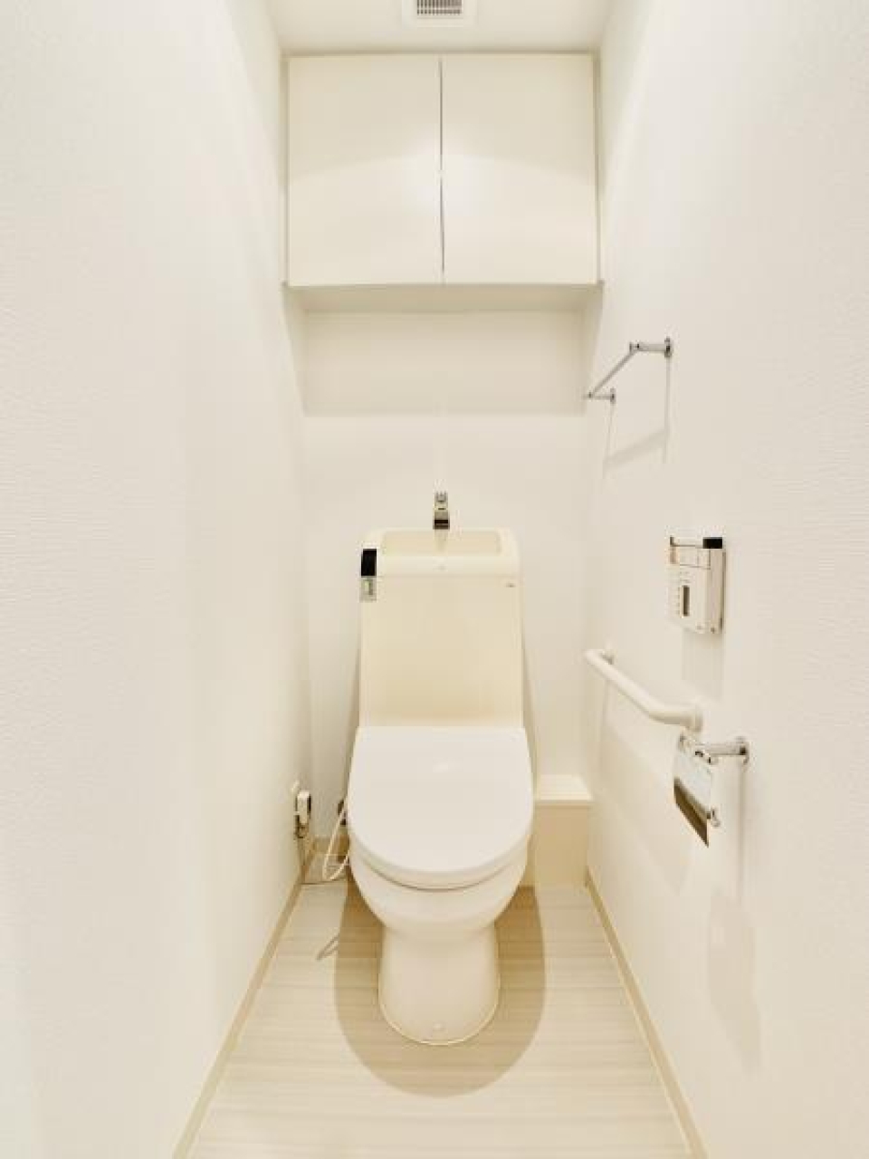 棚があるので掃除用具を整理整頓しやすそうです。