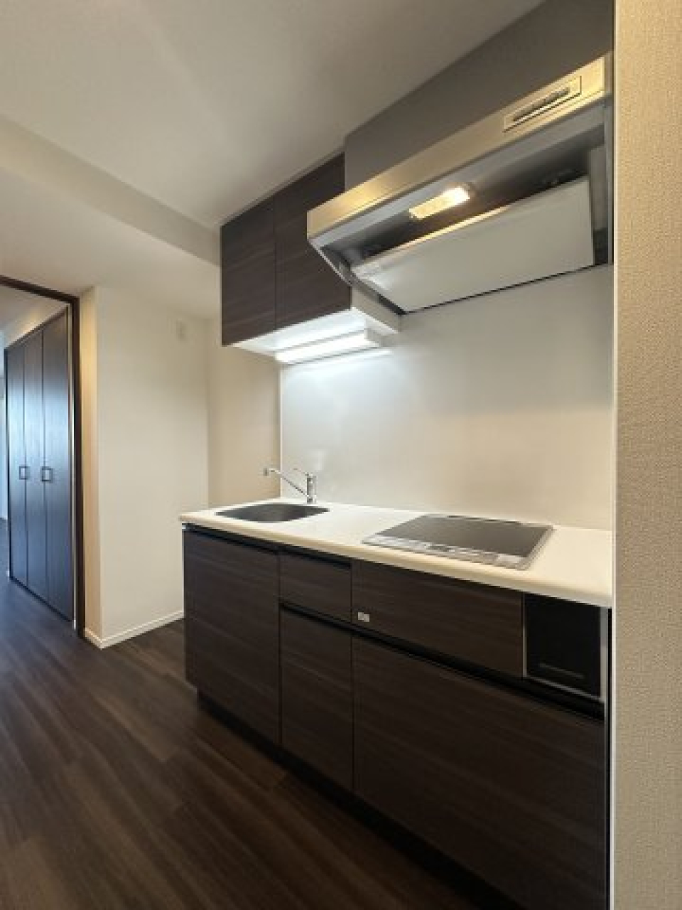 黒と白のコントラストがかっこいいキッチン※参考写真