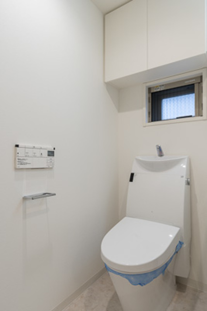 小さな小窓がついたトイレです。※写真は同タイプ住戸です。