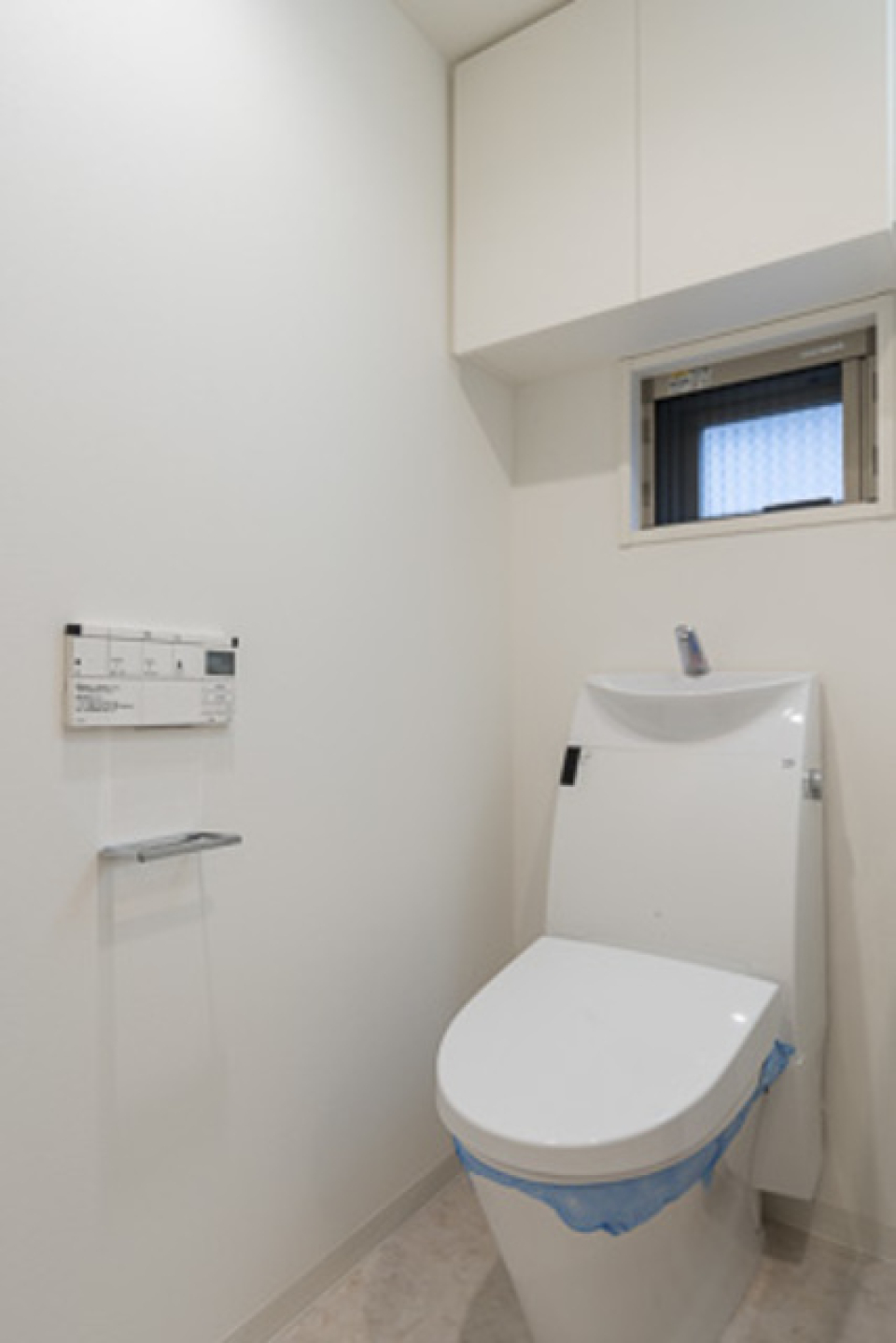 小さな小窓がついたトイレです。※写真は同タイプ住戸です。