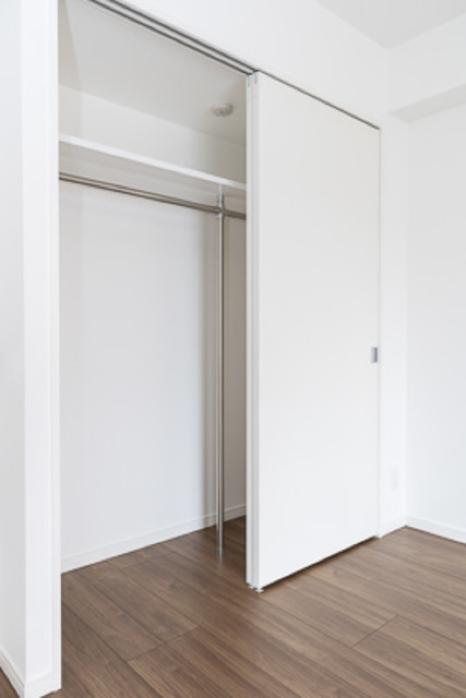 収納を開けた時の様子。※写真は同タイプ住戸です。