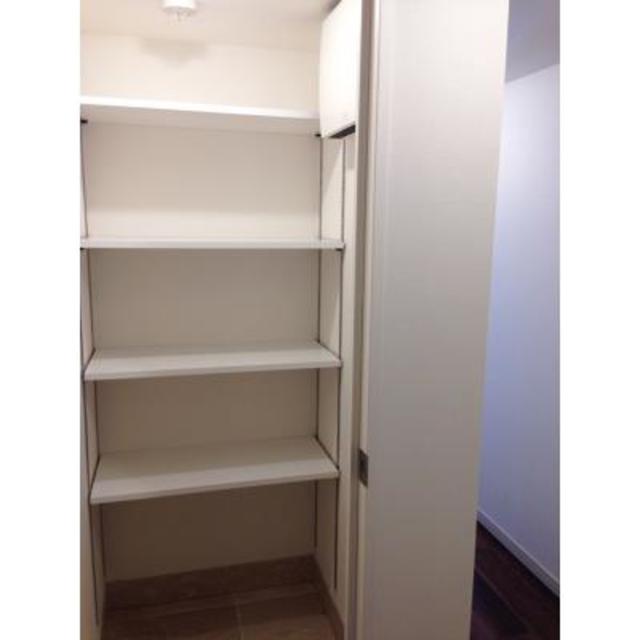 玄関のシューズボックスを開けた時の様子。