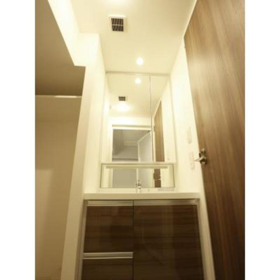 ブラウンで落ち着いた独立洗面台です。※写真は同タイプ住戸です。