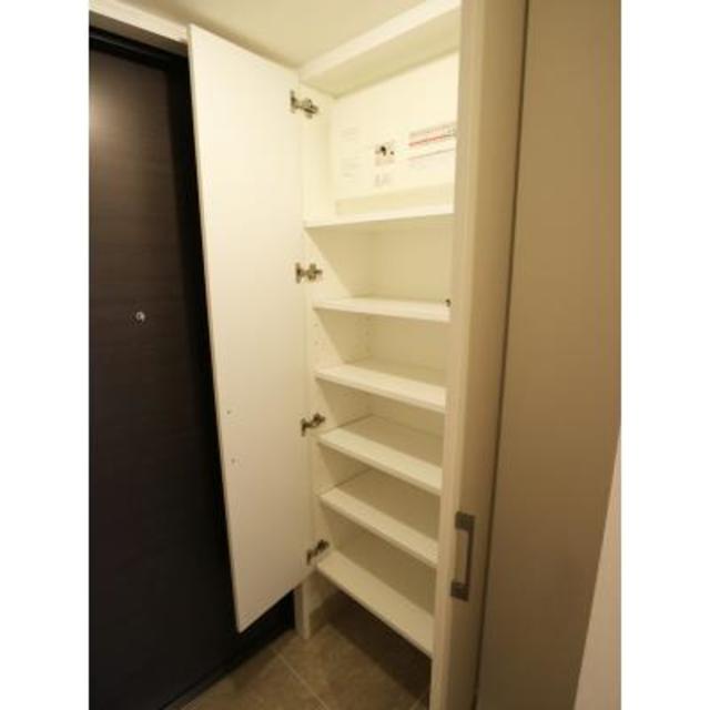 シューズボックスを開けた時の様子。※写真は同タイプ住戸です。
