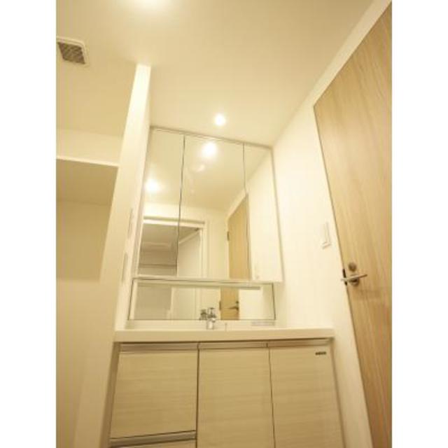 白く統一された独立洗面台です。※写真は同タイプ住戸です。