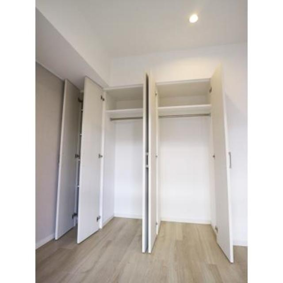 収納を開けた時の様子。※写真は同タイプ住戸です。