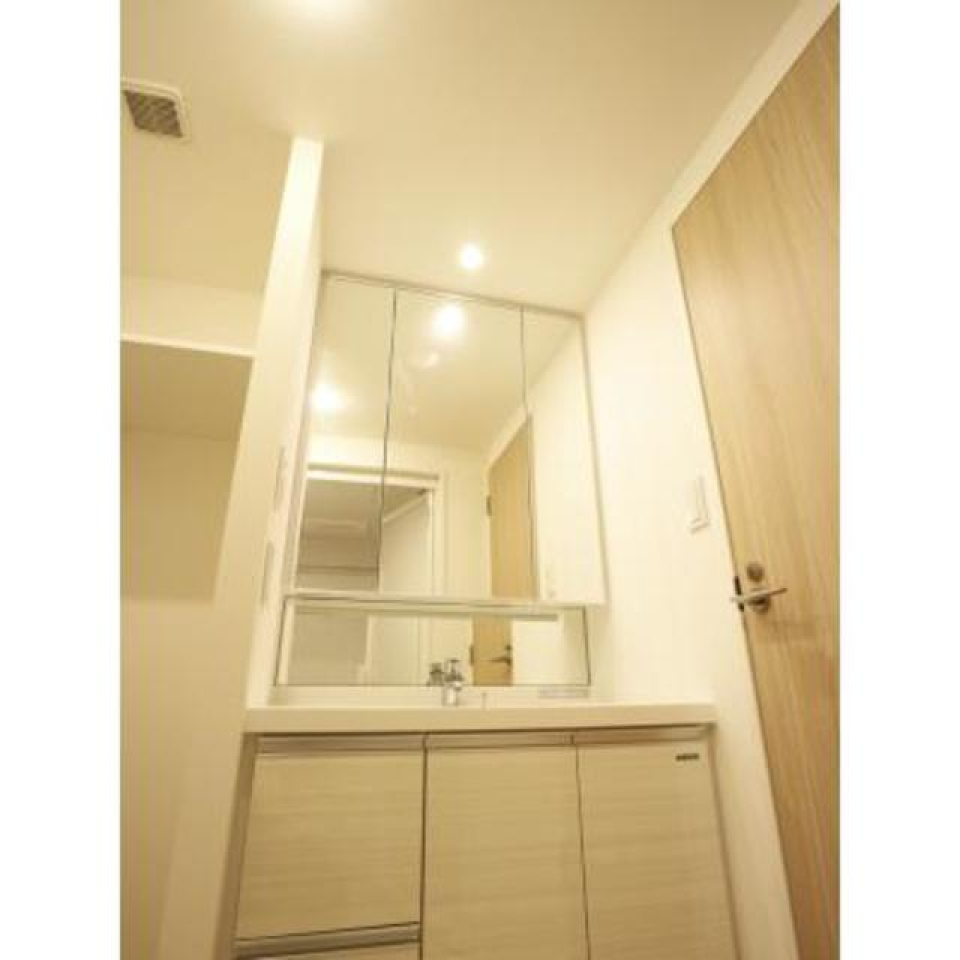 白く統一された独立洗面台です。※写真は同タイプ住戸です。