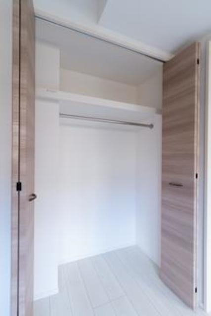 収納を開けた時の様子。※写真は同タイプ住戸です。