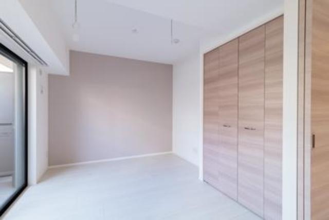 クローゼットが完備された5.8帖の洋室。※写真は同タイプ住戸です。