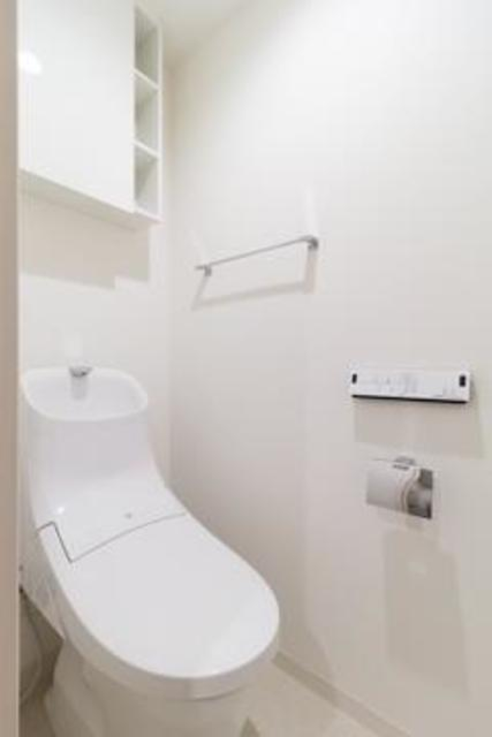 棚があるので掃除用具を整理整頓しやすそうです。※写真は同タイプ住戸です。