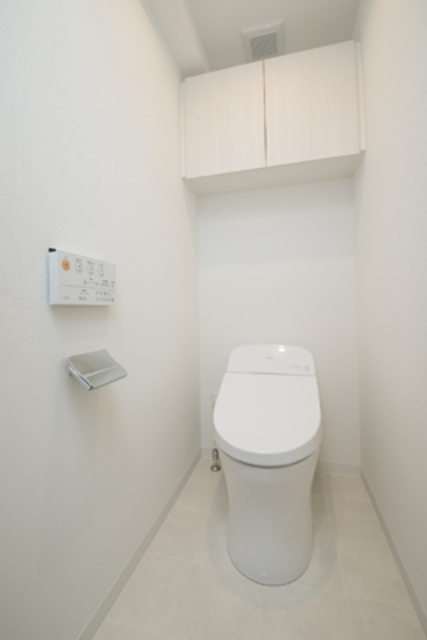 棚があるので掃除用具を整理整頓しやすそうです。※写真は同タイプ住戸です。