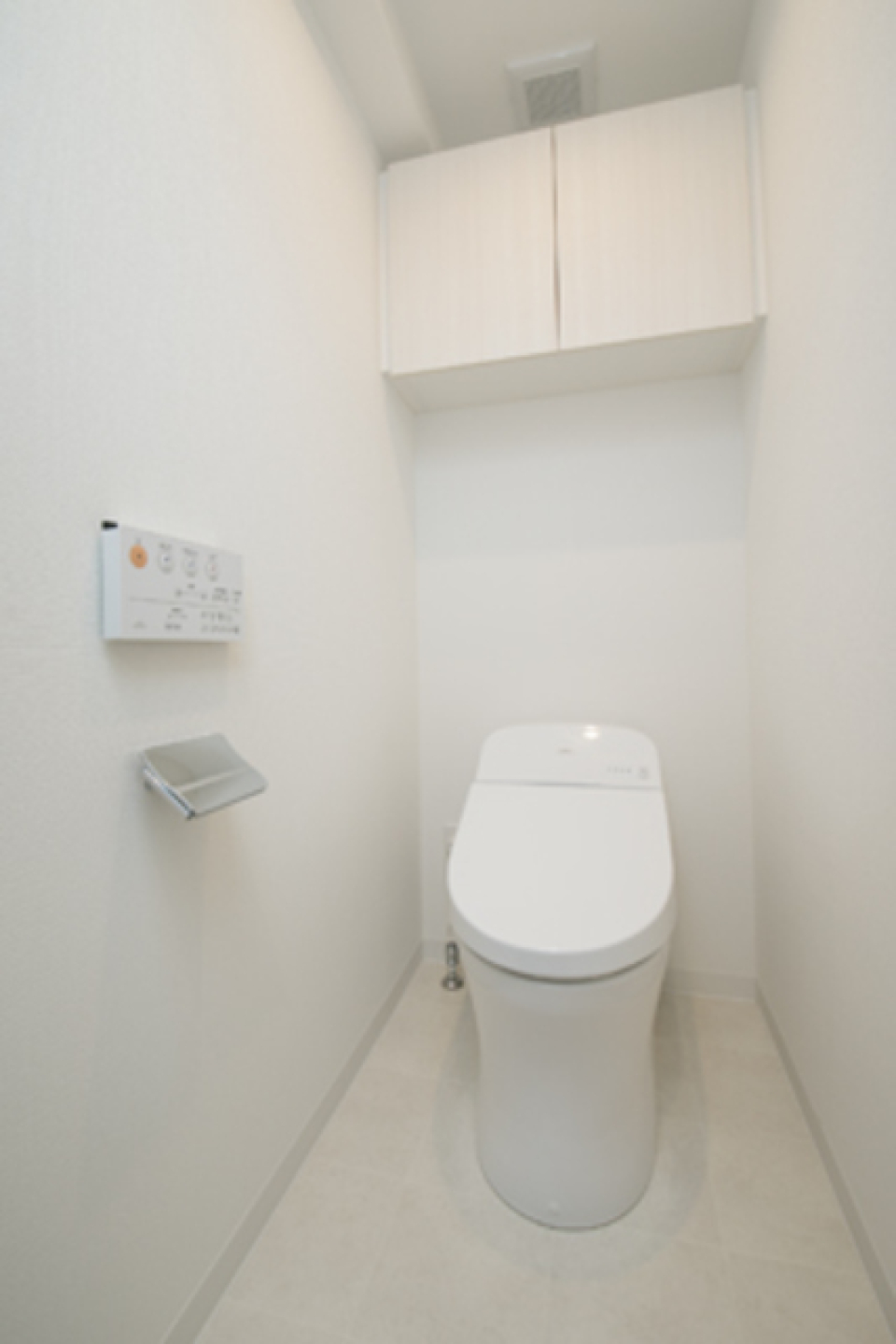 棚があるので掃除用具を整理整頓しやすそうです。※写真は同タイプ住戸です。