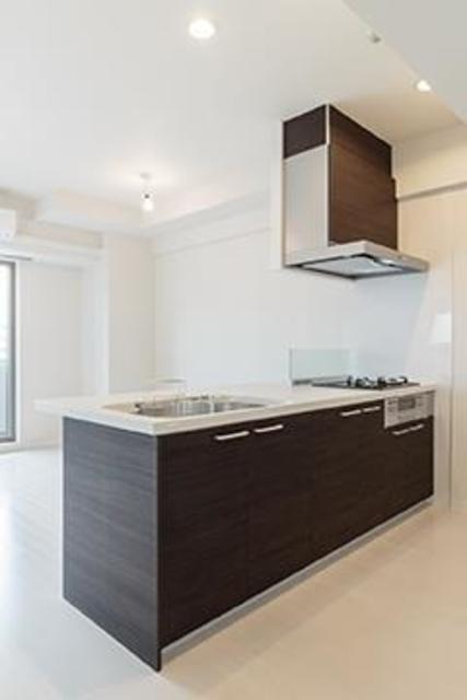 ダークトーンのパネルの対面式キッチンです。※写真は同タイプ住戸です。