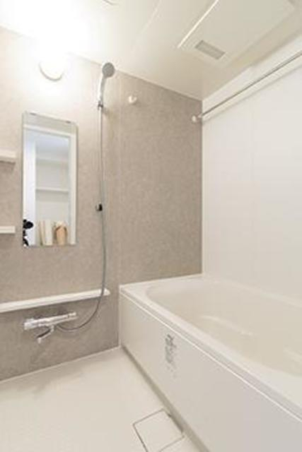 ベージュのパネルが落ち着いた雰囲気を演出しています。※写真は同タイプ住戸です。