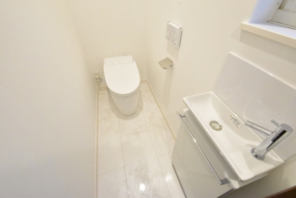 手を洗う水栓もついたトイレです。