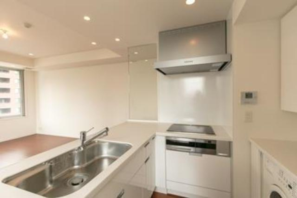 3口コンロが導入されたL字型のキッチンです。※写真は同タイプ住戸です。