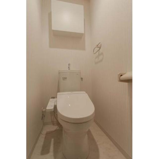 棚があるので掃除用具を整理整頓しやすそうです。※写真は同タイプ住戸です。