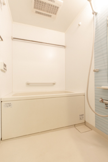 シンプルな浴室です。※写真は同タイプ住戸です。