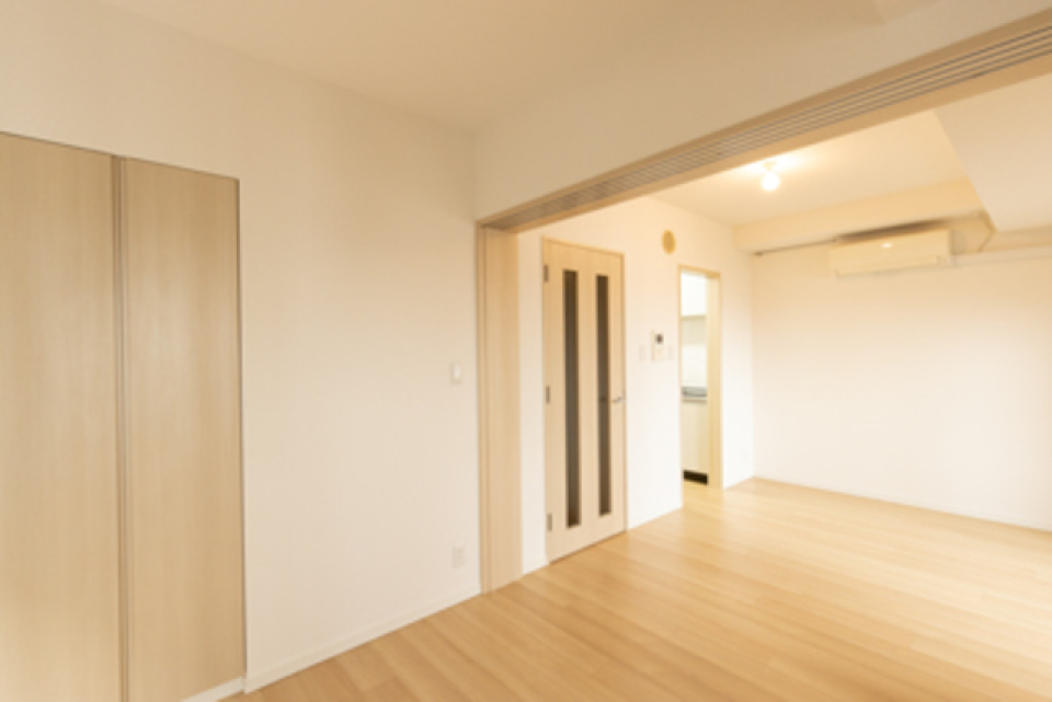 横引の扉を開けると広い空間が広がります。※写真は同タイプ住戸です。